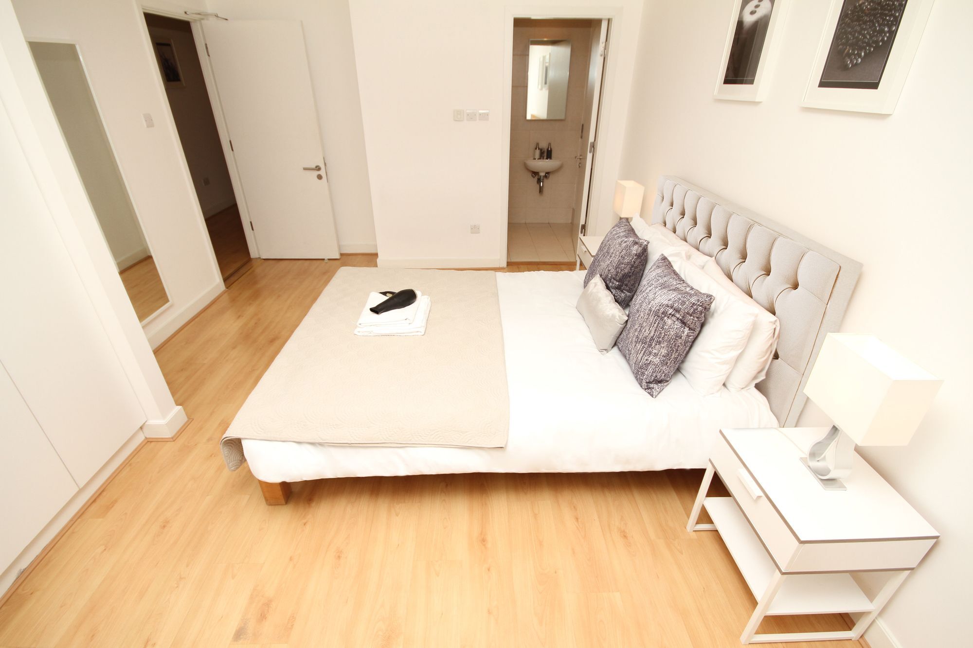Pearse Street Sleeps 10 Apartment Dublin